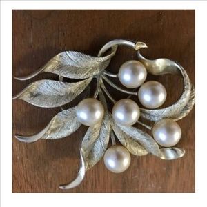 Emmonds vintage brooch/ pin gold tone pearls